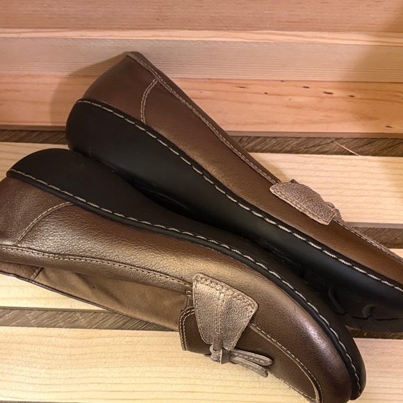 Clark’s Women’s Ashland Loafer in Metallic Bronze - Picture 6 of 7
